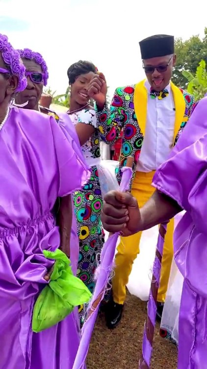 Couple dance with elderly asoebi