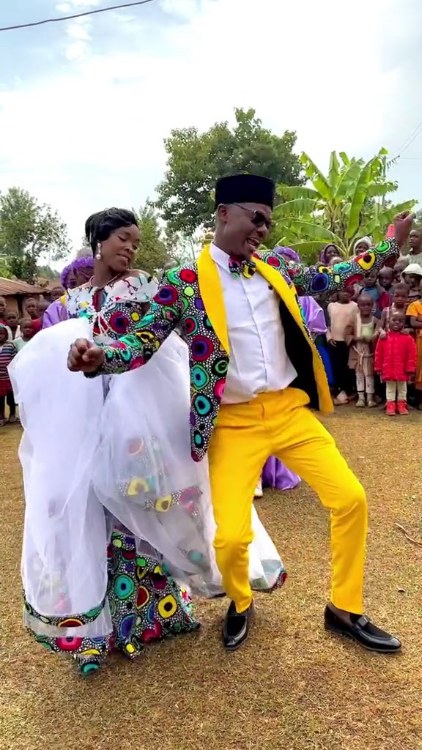 Couple dance with elderly asoebi