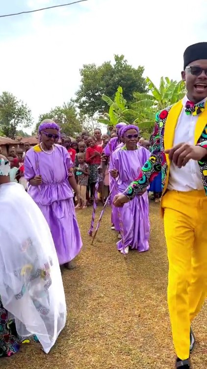 Couple dance with elderly asoebi